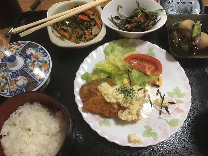 Smažená ryba, brambory, salát, rýže, restovaná zelenina