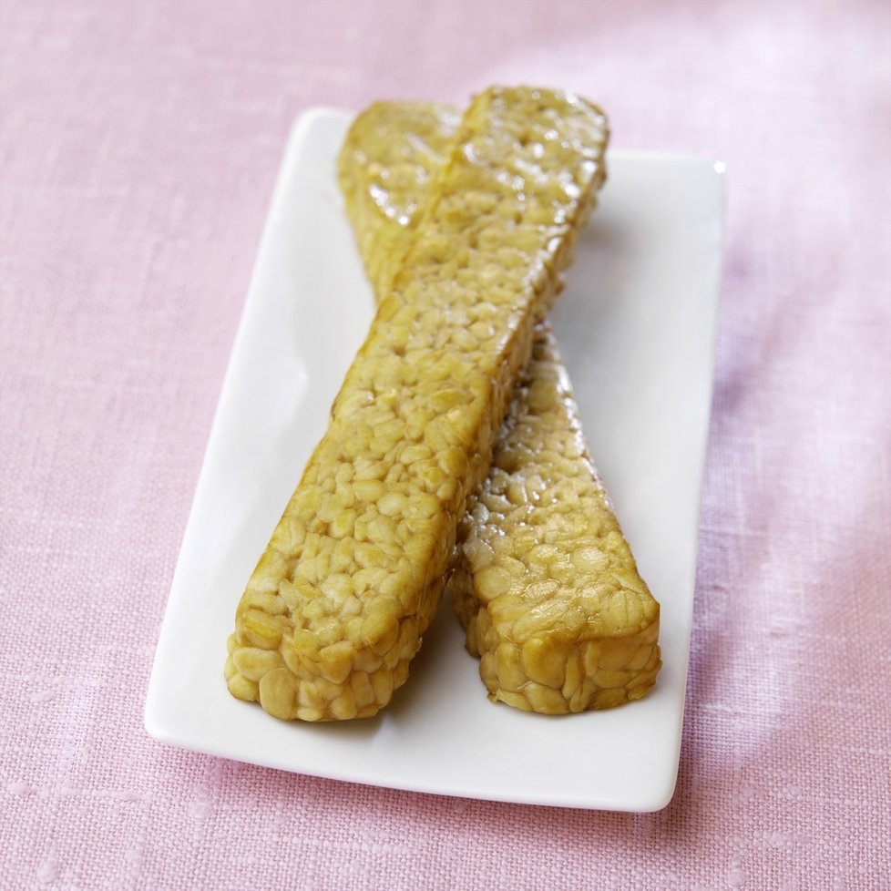 Tempeh je veganský pokrm vyráběný ze sójových bobů, které jsou prorostlé ušlechtilou plísní, podobně jako třeba hermelín.