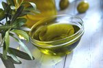Olivový olej není skvělý jen do salátu. Pomůže vám vyřešit spoustu problémů, které vás doma mohou potkat.
