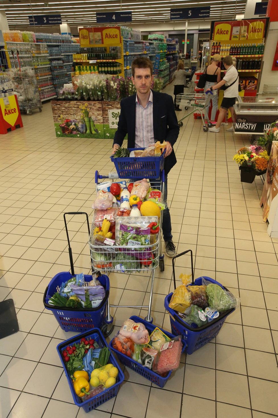 Redaktor Blesk.cz ukazuje 80 kilogramů potravin, které každý Čech ročně zbytečně vyhodí.