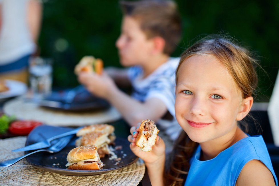 Spousta českých rodin volí studenou večeři anebo fast foody, aby si ulehčila práci. Děti poté neumí použít příbor a jí jídlo rukama.