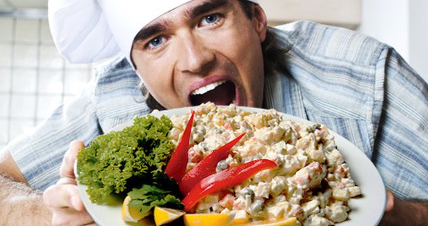 Vánoční stůl nabízí spoustu pochutin. Necpěte se ale bezhlavě, nebo proležíte svátky s břišní kolikou!