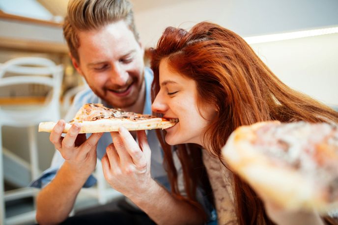 Obyčejná pizza? Společné hovory o jídle otevírají cestu k intimním vzpomínkám.