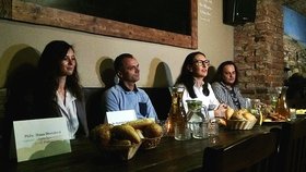 Stůl pro jednoho je dobročinný projekt, který sdružuje pražské restaurace, které pravidelně rozdávají bezdomovcům jídlo zdarma