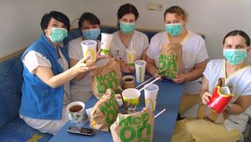 McDonald’s děkuje všem, kteří bojují proti koronaviru. Zdravotníkům zdarma dováží jídlo