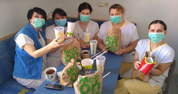 McDonald&#39;s dováží jídlo zdravotníkům do tří nemocnic v ČR.
