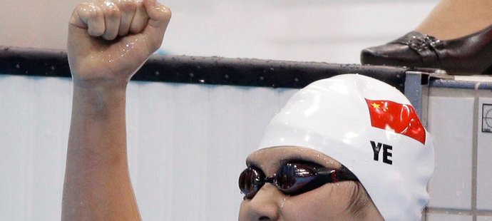 Čínská plavkyně se raduje z neskutečného výkonu