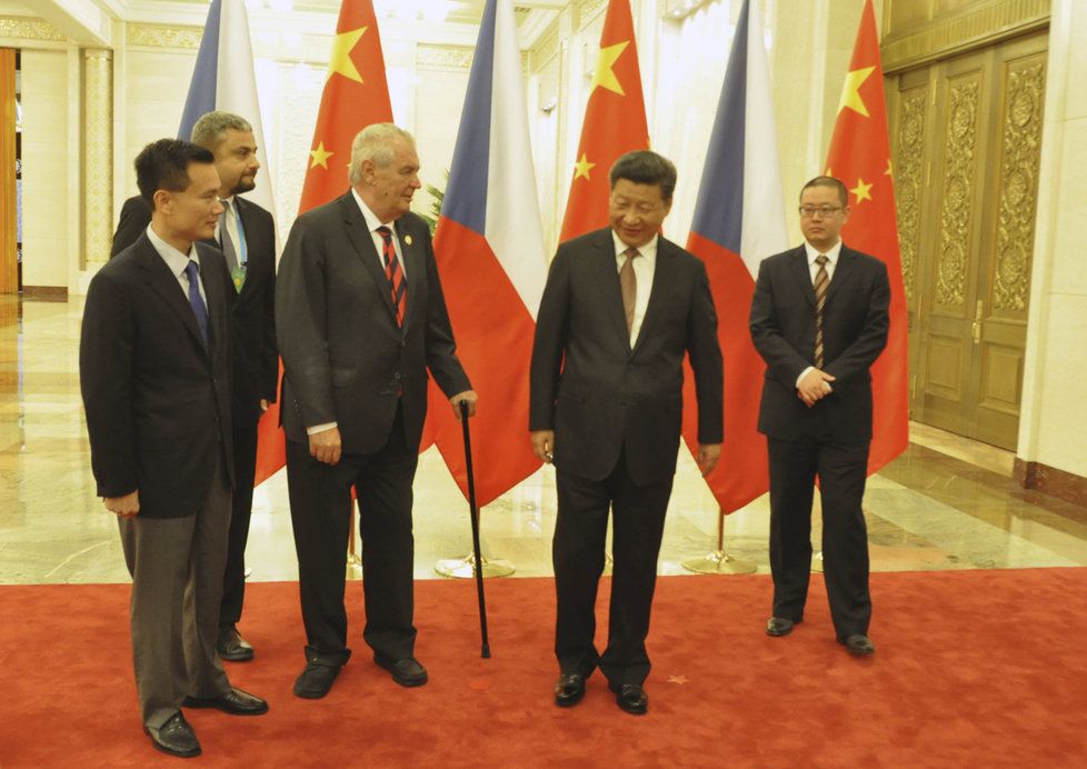 Bývalý ředitel CEFC Jie Ťien-ming (vlevo) ještě jako poradce prezidenta Miloše Zemana.