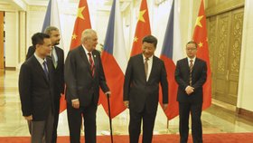 Prezident Zeman ve společnosti svého speciálního čínského poradce Jie Ťien-minga (vlevo) a čínského prezidenta Si Ťin-pchinga