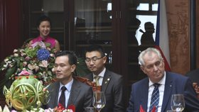 Prezident Zeman ve společnosti svého speciálního čínského poradce Jie Ťien-minga