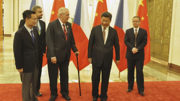 Prezident Zeman ve společnosti svého speciálního čínského poradce Jie Ťien-minga (vlevo) a čínského prezidenta Si Ťin-pchinga