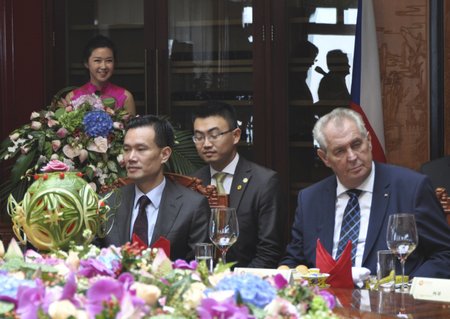Prezident Zeman ve společnosti svého speciálního čínského poradce Jie Ťien-minga