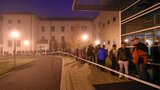 Zima, tma a formuláře: 300 lidí čekalo od noci před úřadem kvůli kotlíkovým dotacím