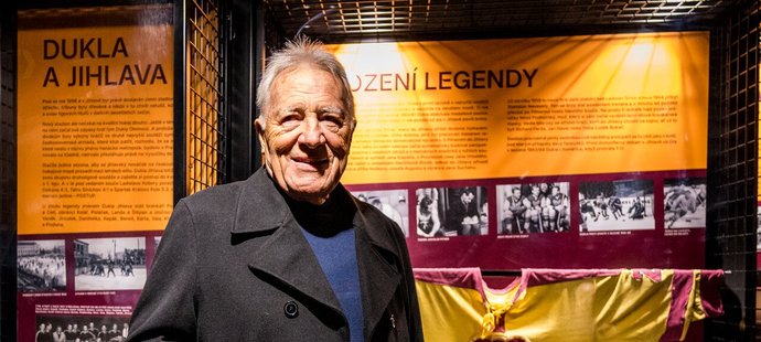 Legendární forvard Jiří Holík křtil síň vínečkem.