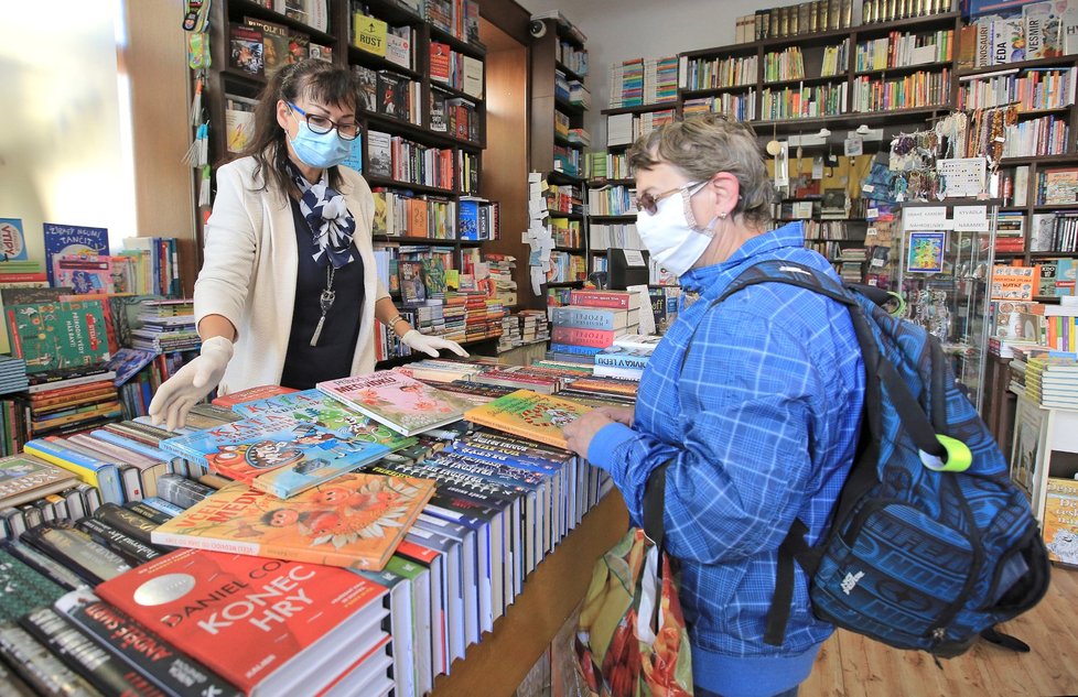 Uvolňování opatření v Česku: Otevřely se i některé knihkupectví. Na snímku Knihkupectví Jitka v Jihlavě (27.4.2020)