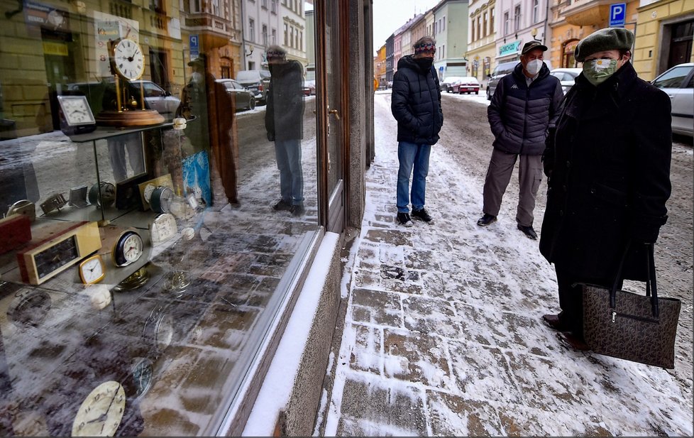 Velké množství zákazníků využilo v Jihlavě možnosti po více než měsíci nakoupit ve svých oblíbených prodejnách či využít služeb kadeřníků, hodinářů a dalších živnostníků (3. 12. 2020).