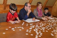 Iráčtí uprchlíci se poprvé seznamovali s češtinou. Z abecedy jim šla hlava kolem