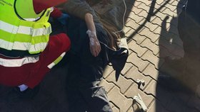 Muž se zhroutil a začal krvácet z úst. Pomohli svědci i městští strážníci.