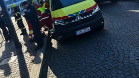 Muž se zhroutil a začal krvácet z úst. Pomohli svědci i městští strážníci.