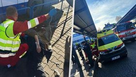 Muž se zhroutil a začal krvácet z úst. Pomohli svědci i městští strážníci.