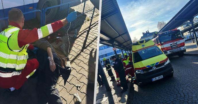 Muž se zhroutil a začal krvácet z úst. Pomohli svědci i městští strážníci.