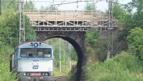 Oprava mostu přes želeniční trať odřízla několik tisíc obyvatel zcela od Jihlavy.