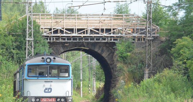 Oprava mostu přes želeniční trať odřízla několik tisíc obyvatel zcela od Jihlavy.