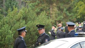 Pohřeb zastřeleného policisty: Pláč a čestná salva