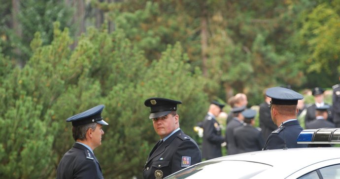 Pohřeb zastřeleného policisty: Pláč a čestná salva