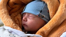 Dvojčátka rozdělila půlnoc.