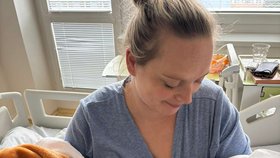 Dvojčátka rozdělila půlnoc.