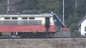 Na přejezdu u Dvorců na Jihlavsku se srazil osobní vůz s vlakem