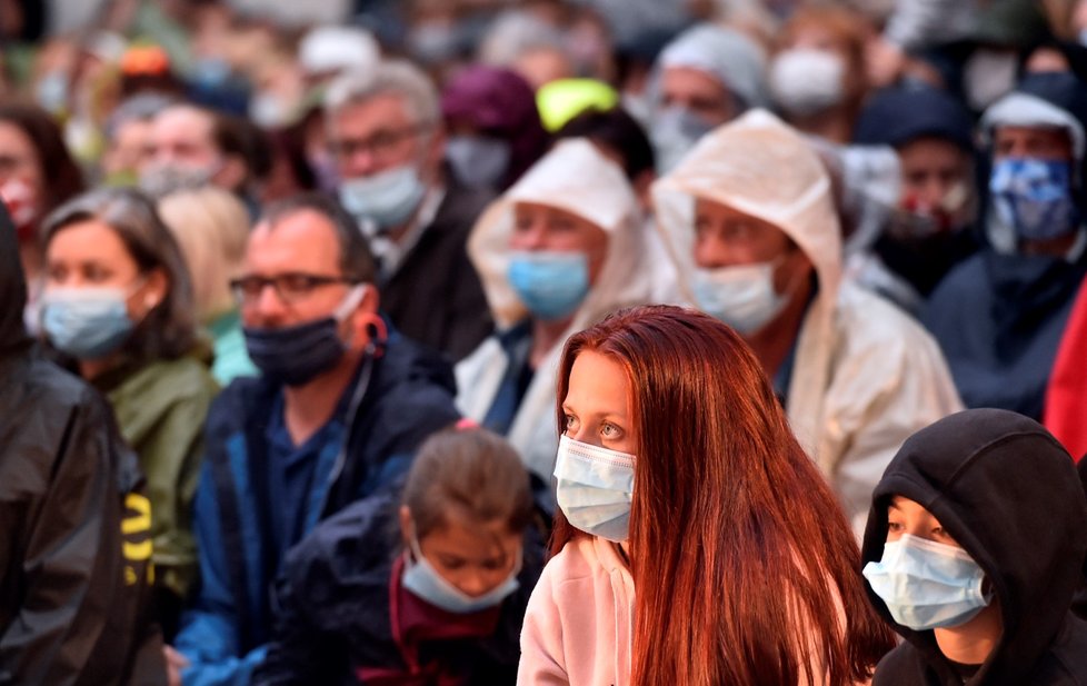 Koronavirus v Telči: Na víkendovém festivalu už na sobě měli lidé roušky. Opětovně totiž začala platit povinnost nosit ochranu nosu a úst na akcích od 100 lidí (25. 7. 2020)