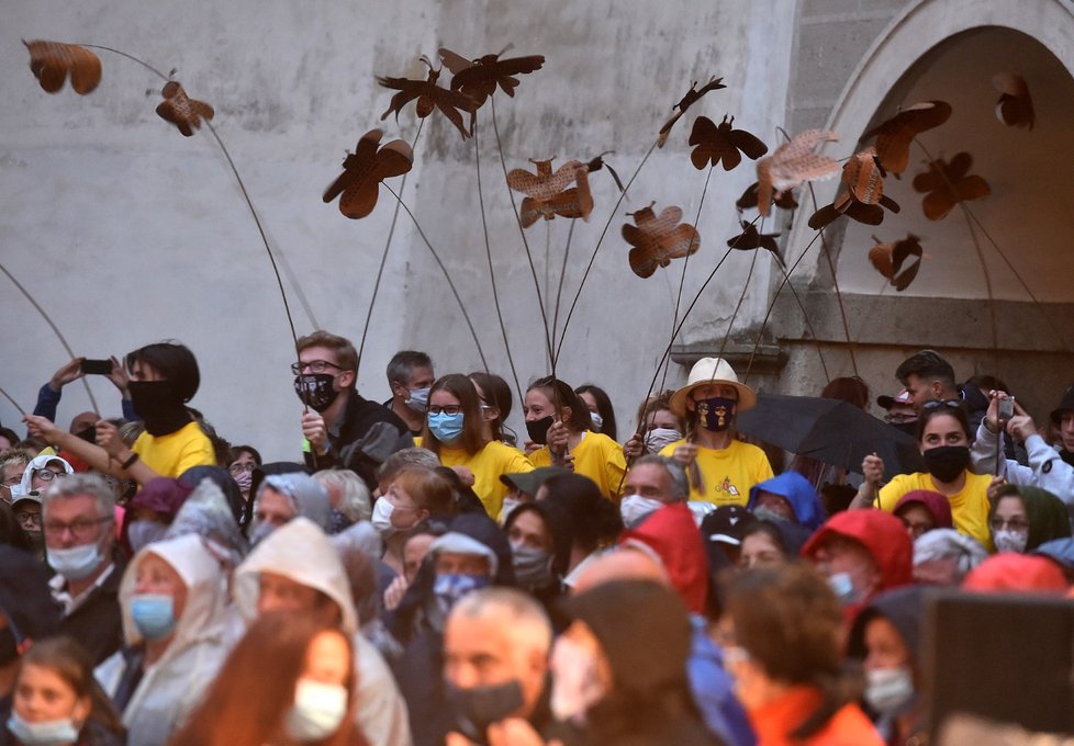 Koronavirus v Telči: Na víkendovém festivalu už na sobě měli lidé roušky. Opětovně totiž začala platit povinnost nosit ochranu nosu a úst na akcích od 100 lidí (25.7.2020)