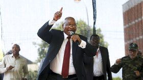 Zpívající exprezident JAR Jacob Zuma.