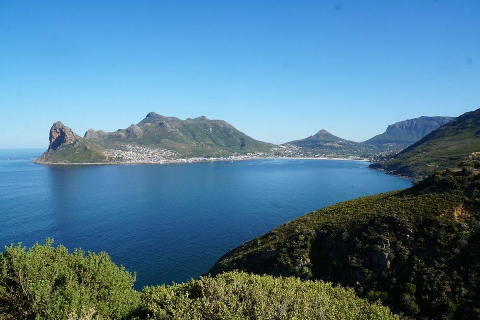 Turistické atrakce v okolí Kapského Města: Pohled na zátoku v Hout Bay.