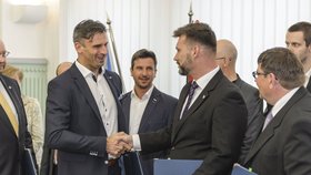 Podepsání nové koalice na jihu Čech: Končící hejtman Jiří Zimola a Jiří Švec z uskupení Pro Jižní Čechy