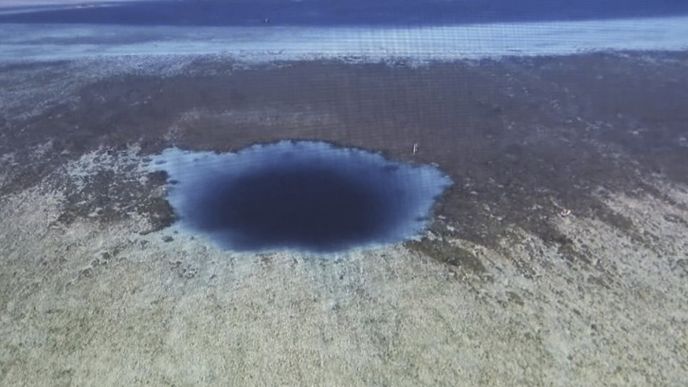 Tmavá barva v Jihočínském moři naznačila průzkumníkům velkou hloubku. To se také potvrdilo, nová nejhlubší jáma měří přes 300 metrů.