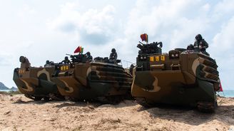 Blízký východ rozkolísal burzy. Korejská obrana září, Evropa se topí v červených číslech Blízký východ rozkolísal burzy. Korejská obrana září, Evropa se topí v červených číslech