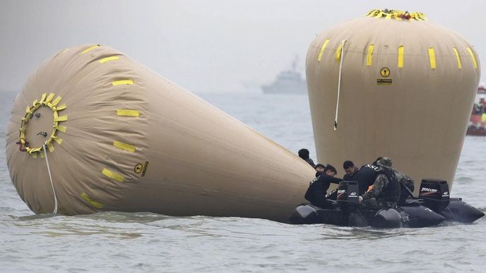 Jihokorejský trajekt Sewol zmizel pod hladinou, místo jeho potopení nyní označují bóje