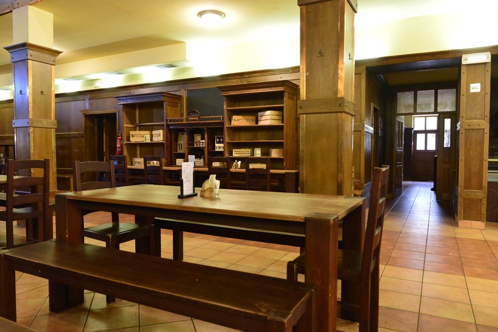 Interiér Jiohoměstského pivovaru přizpůsobil František podobě venkovské restaurace s klasickým dřevěným obložením.
