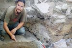 Archeolog David Humpola v roce 2017 nad jámou, která ukrývala obří velkomoravský železný kotel.