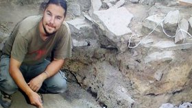 Archeolog David Humpola v roce 2017 nad jámou, která ukrývala obří velkomoravský železný kotel.