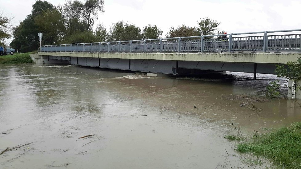 Jihomoravský kraj bojoval s povodněmi a vydatným deštěm. (14.10.2020)