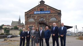 Debata Blesku z Jihomoravského kraje. Vysílalo se z budovy Malé Ameriky, bývalého skladiště nedaleko hlavního nádraží. Zleva: Michal Hašek, Roman Celý, Jan Vitula, moderátoři Zuzana Štíchová a Tomáš Polák, Jiří Hlavenka, Bohumil Šimek a Jiří Crha.