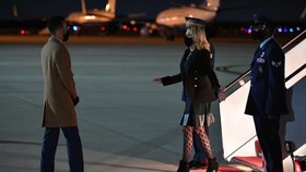 Americká první dáma Jill Bidenová poté, co se převlékla za letušku (2. 4. 2021).