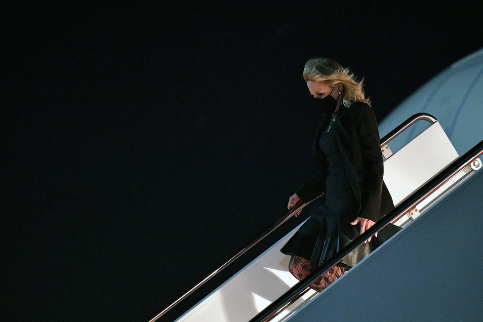 Americká první dáma Jill Bidenová poté, co se převlíkla za letušku (2.4.2021)