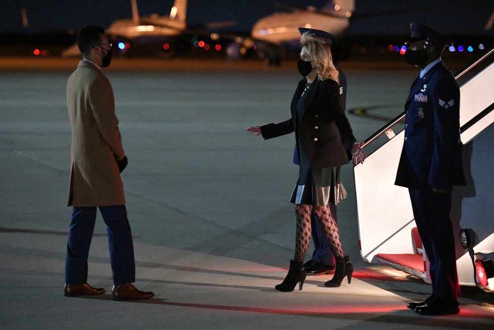 Americká první dáma Jill Bidenová poté, co se převlékla za letušku (2. 4. 2021).