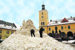 Krakonoš vzniká pod rukama Josefa Dufka 61) a jeho pomocníka Edy Seiberta od pondělního rána. 