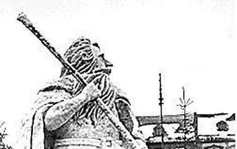 1941: Pamětníci vzpomínají především na tuto sněhovou sochu.